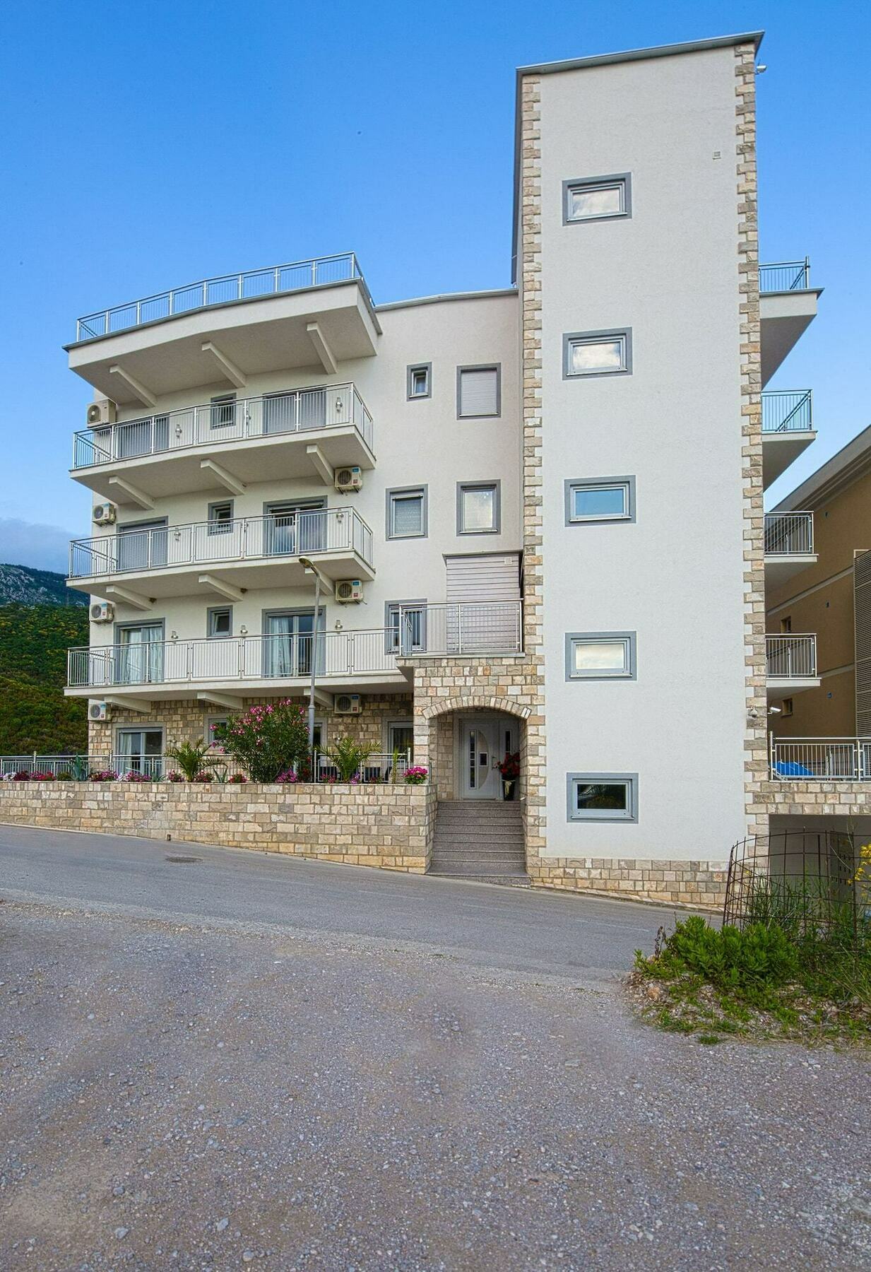 Montelux Apartments Budva Exterior photo